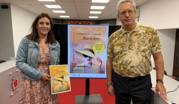 La delegada de Cultura, Rebeca Muñoz, junto al autor de la obra, Elio Irmao