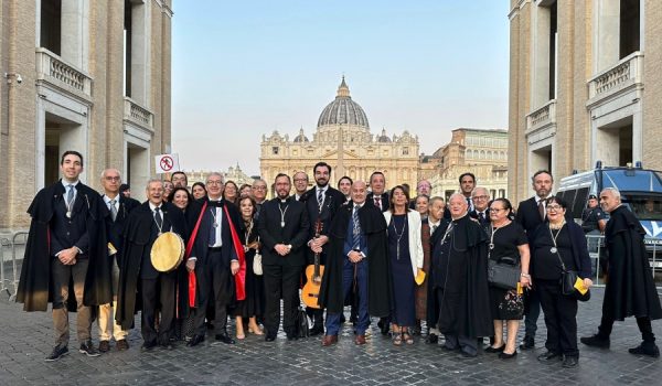 Los hermanos Auroreros en la Plaza de San Pedro junto al sacerdote rondeño Salvador Aguilera
