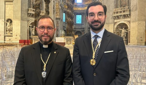 El sacerdote Salvador Aguilera junto al Hermano Mayor de la Hermandad de la Aurora, Miguel Ángel Romero