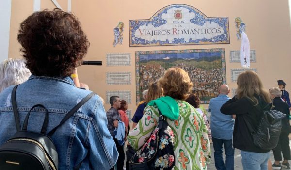 Turistas junto al mosaico de los Viajeros Románticos.