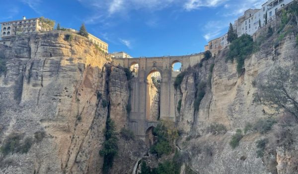 El cauce seco del río Guadalevín a su paso por el Puente Nuevo