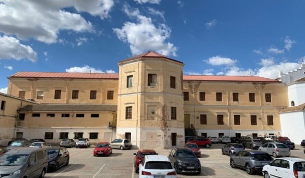 Parte trasera del antiguo colegio salesiano El Castillo, explotada ahora como aparcamiento por el Ayuntamiento de Ronda
