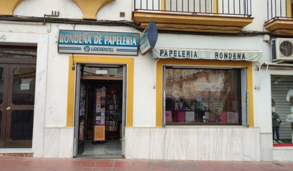 Se encuentra en la calle Juan José de Puya (junto a la antigua parada de taxis).