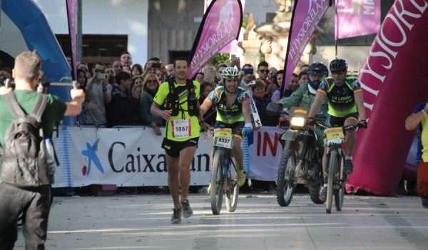 Llegada a meta de Joan Marc Falcó como campeón en la modalidad de marcha