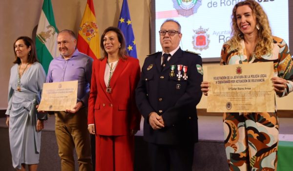 Francisco Javier Ordóñez Ordóñez y Esther Alcaraz Arroyo han recibido la felicitación del cuerpo de seguridad en un acto celebrado en el Convento de Santo Domingo.