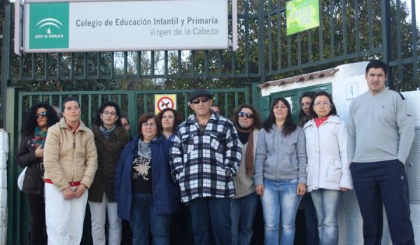 Los padres y madres de alumnos, esta mañana a las puertas del centro educativo.