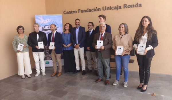 Foto de familia de las personas, instituciones y empresas reconocidas en esta edición.