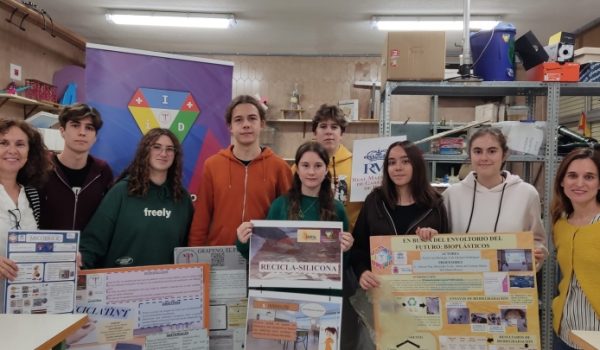 Mercedes Ávila y Patricia Gavilán (en ambos extremos) junto a los alumnos y sus proyectos