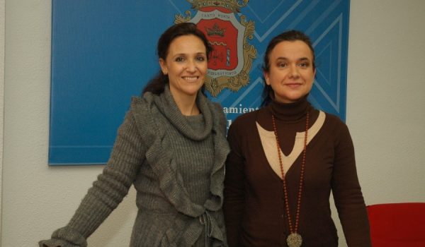 María José Zarzavilla, acompañada de la directora del Conservatorio Elemental de Música Ramón Corrales.