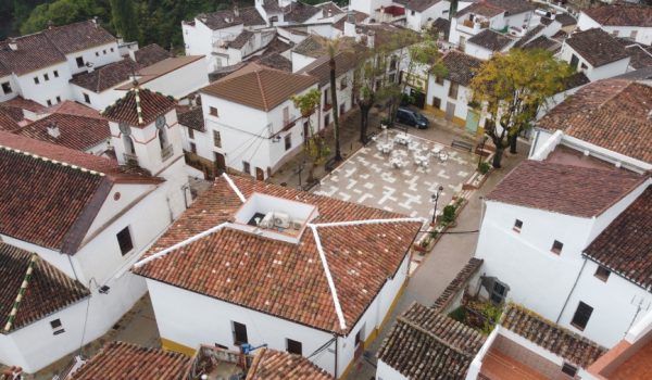 La actuación ha consistido en la impermeabilización, adecuación y sustitución de la cubierta del edificio