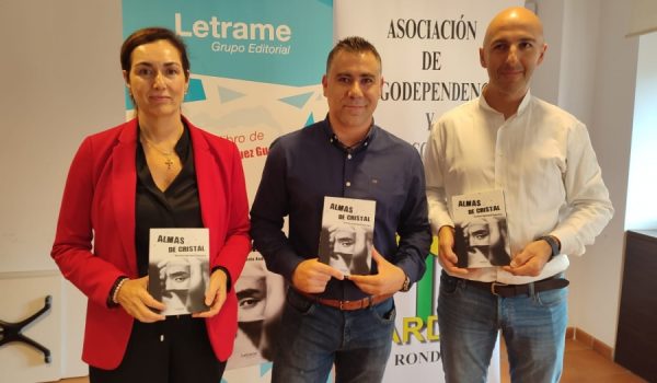 Cristina Durán, Antonio Rodríguez y Arturo Flores durante la presentación de la novela.