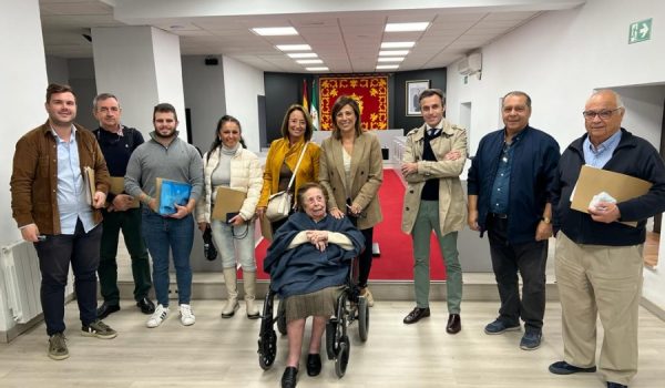 Representantes de los distintos colectivos junto a la alcaldesa, María de la Paz Fernández, y el segundo teniente de alcalde, Ángel Martínez
