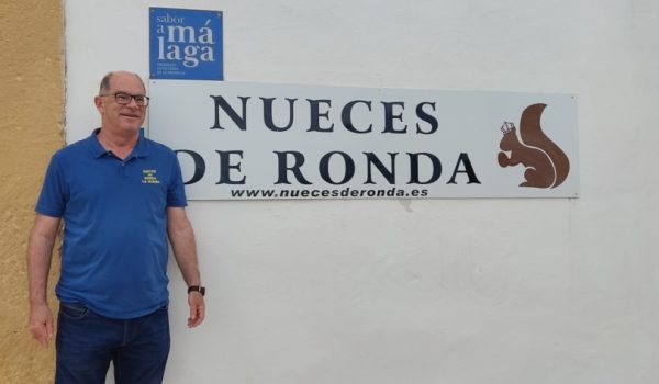 Álvaro Fernández, posa junto a la entrada de Nueces de Ronda