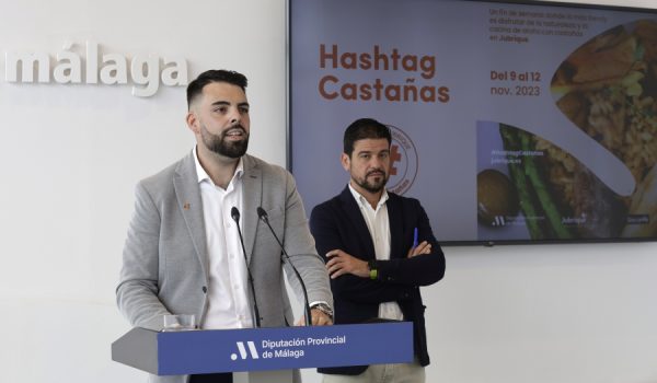 El alcalde de Jubrique, Alberto Benítez, se ha desplazado hasta la sede de la Diputación Provincial, donde ha tenido lugar la presentación.