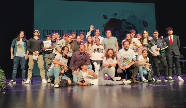 Foto de familia de los estudiantes y sus tutores