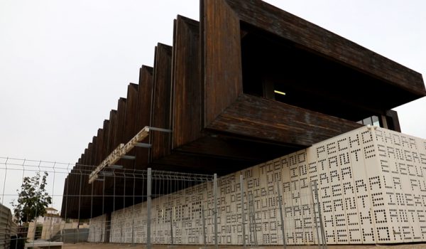 Entrada al edificio, ubicado en la calle Guadalcobacín.