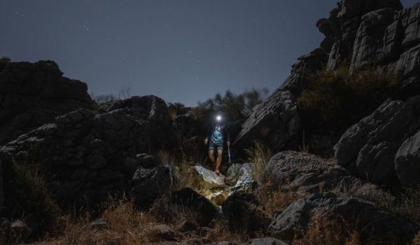 La noche siempre acompaña a los corredores en esta competición que recorre los quince municipios del Valle del Genal.