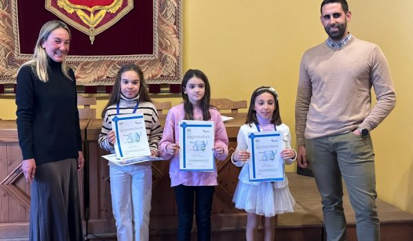 Las estudiantes recogiendo sus premios