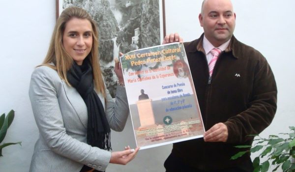 La Delegada de Educación, junto al Hermano Mayor de La Columna en la presentación del Certamen Cultural.