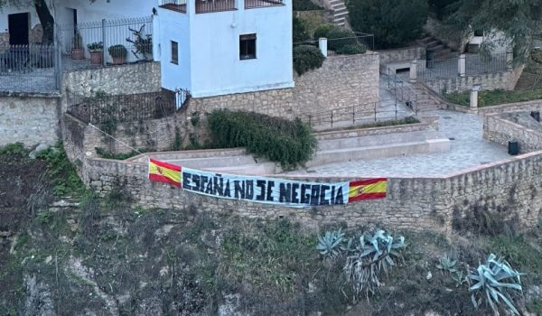 Con dos banderas de España a los extremos, es visible desde puntos tan transitados como el Puente Nuevo.