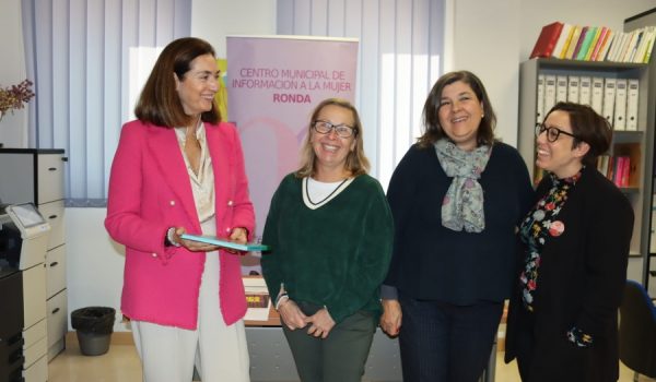 La delegada de Igualdad, en el Centro Municipal de Información a la Mujer, junto a las trabajadoras de este área