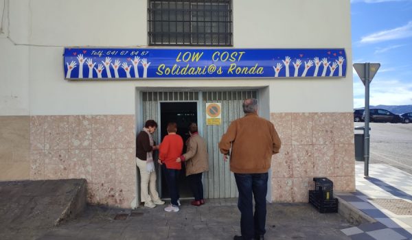 Se encuentra en la calle Francisco Forgione, muy cerca de la Farmacia Galindo.