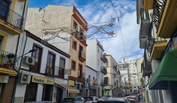 Algunas calles ya lucen decoradas para festejar la Navidad.