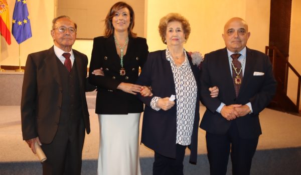 De izquierda a derecha: Joaquín Hita; la alcaldesa, María de la Paz Fernández; Pepita Gamero y el teniente de alcalde, Jesús Vázquez