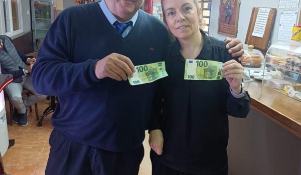 Francisco Gavilán y Malena León, muestra la recompensa a su buen hacer que recibieron por parte de este visitante.