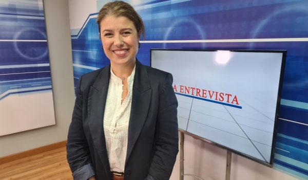 Virginia Jiménez en el plató de Canal Charry Televisión, en La Entrevista.