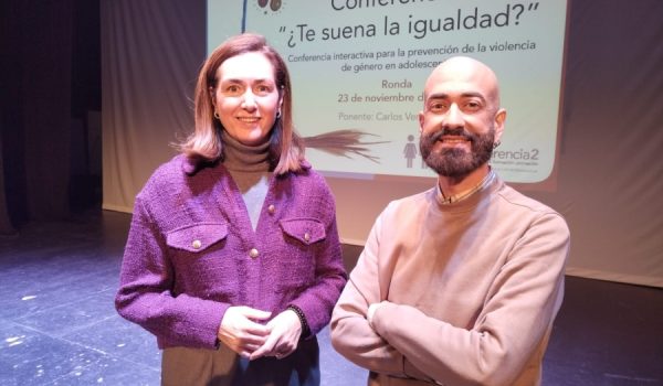 La delegada de Igualdad, Cristina Durán, junto al ponente Carlos Verón