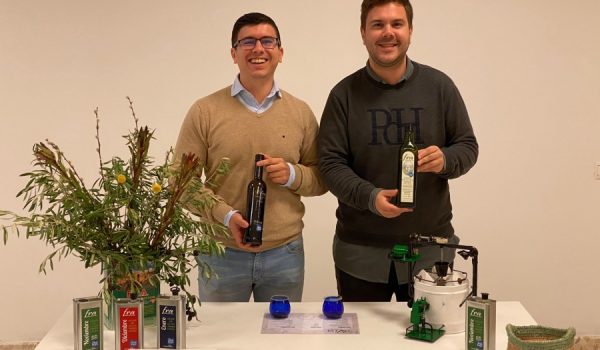 Rafael Benítez, de Molino Don Félix, a la derecha; y Ángel Martínez, concejal de Turismo.