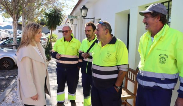 La delegada de Soliarsa, María del Carmen Martínez, junto a operarios de la empresa municipal de limpieza