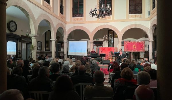 Los artistas actuaron ante un público compuesto por unas 200 personas