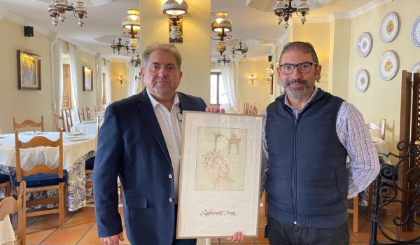 Andrés y José Luis muestra el Premio Puerta Nueva 2023 que han recibido.