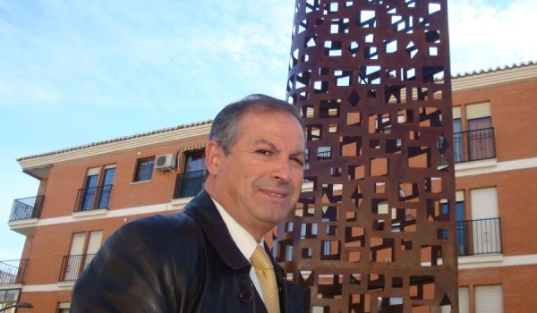 El Alcalde de Ronda, junto al nuevo obelisco que preside la rotonda situada junto a la calle Calerín.