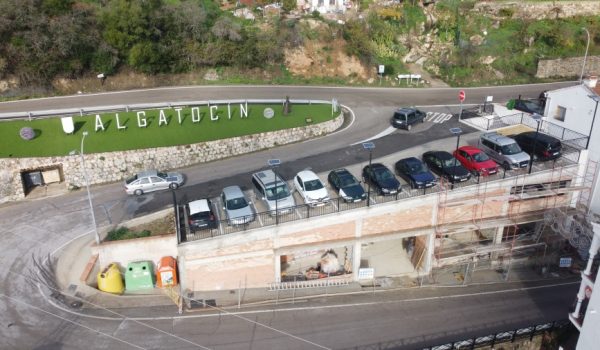Se sitúa en la entrada al municipio por la carretera A-369