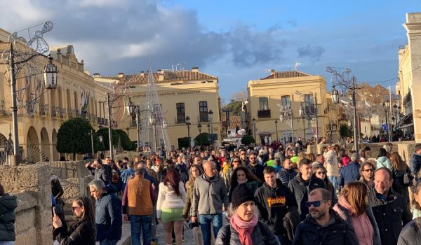 El volumen de visitantes fue especialmente elevado el viernes y el sábado, provocando cortes puntuales de tráfico en el Puente Nuevo