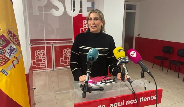 Isabel Aguilera, parlamentaria andaluza por el PSOE, en la rueda de prensa que ha ofrecido en la tarde de este lunes.