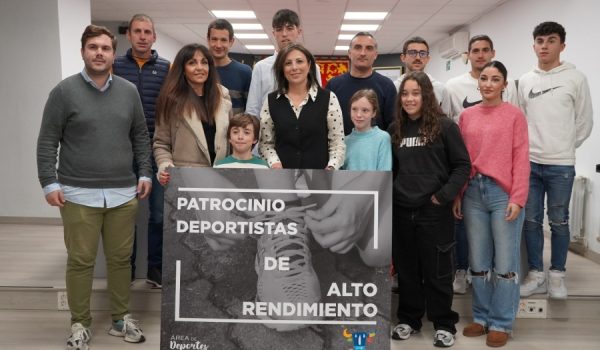La alcaldesa, en el centro, con el edil de Turismo, a la izquierda, y los deportistas.