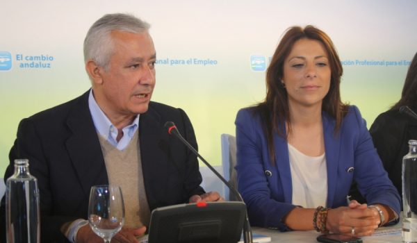 Arenas, acompañado de la alcaldesa de Ronda, María de la Paz Fernández.