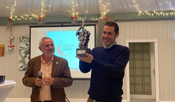 Pedro Morales muestra el premio de la ASM, en el acto de entrega.