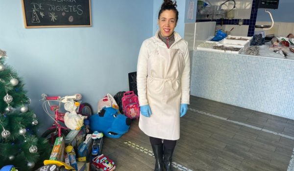 Ana Vela, en su negocio, Pescadería Clavel, muestra los juguetes que ya ha recogido gracias a las donaciones de sus clientes.