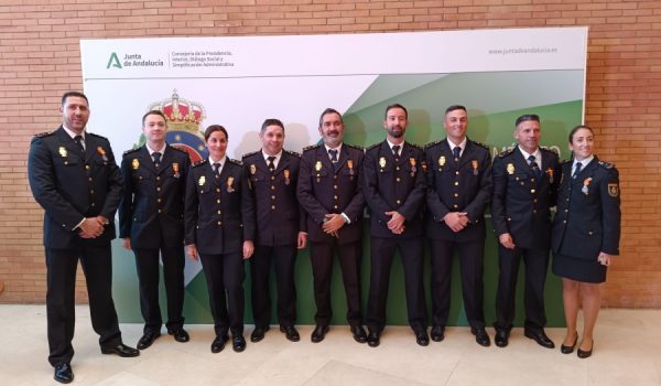 Los agentes que han recibido estas Medallas, en el acto que ha tenido lugar Sevilla.