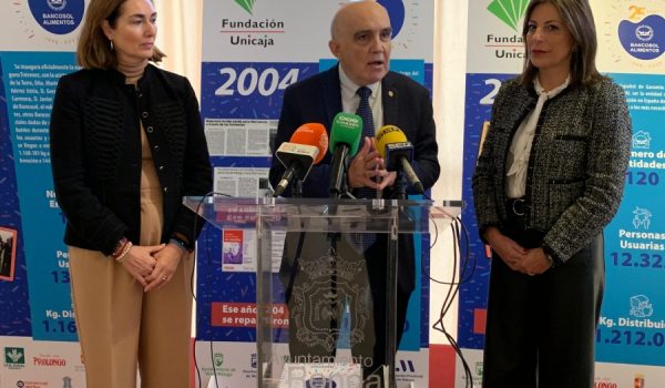 Diego Vázquez, presidente de Bancosol, en la presentación, junto con la alcaldesa, María de la Paz Fernández, y la edil de Asuntos Sociales.