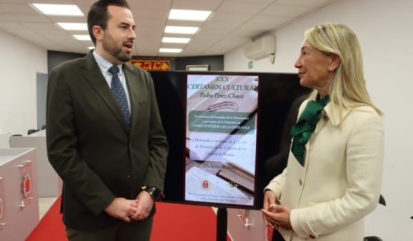 Diego Sánchez, Hermano Mayor de La Columna, y Alicia López, edil de Educación.