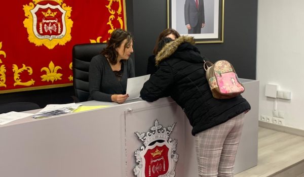 La alcaldesa ha hecho entrega esta mañana de los cheques para los usuarios de Servicios Sociales.