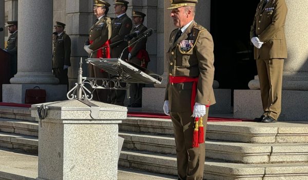El teniente general Salom, durante su discurso en el Patio de la Academia de Infantería de Toledo.