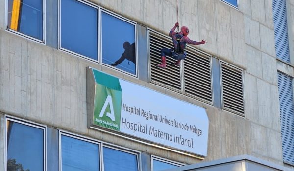El policía Eduardo Rodríguez es voluntario del centro hospitalario y ha realizado esta acción con la ayuda de un bombero y la Fundación Andrés Olivares.