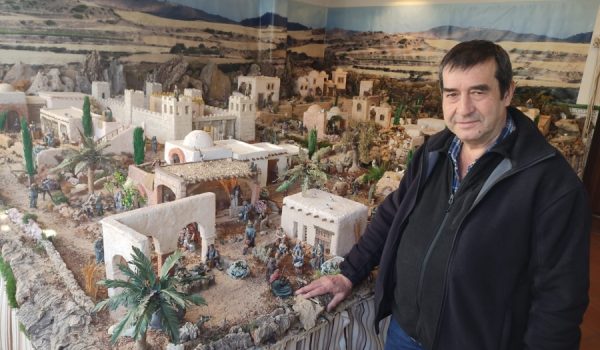 Torres instala cada Navidad el Belén en el patio de acceso a su vivienda.